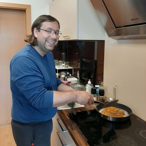 Hannes Fabian beim Kochen