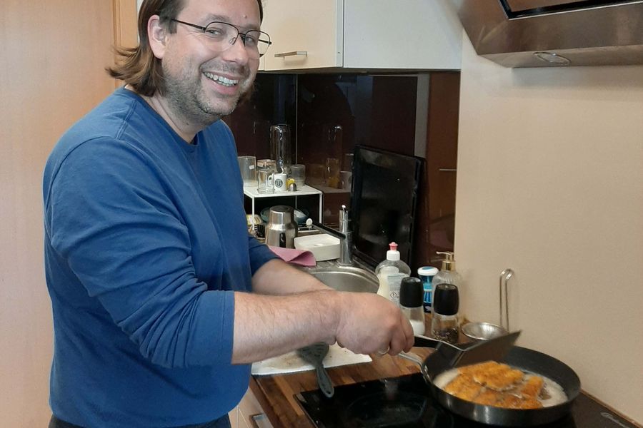 Hannes Fabian beim Kochen