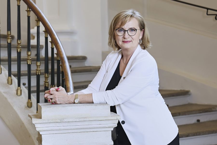 Manuela Vollmann im Porträt vor einer Treppe