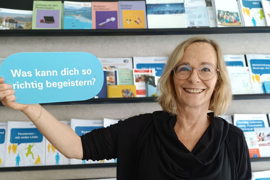 Sandra Klein mit dem Schild in der Hand: Was kann dich so richtig begeistern?