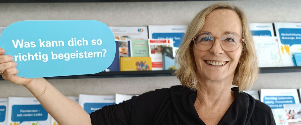 Sandra Klein mit dem Schild in der Hand: Was kann dich so richtig begeistern?