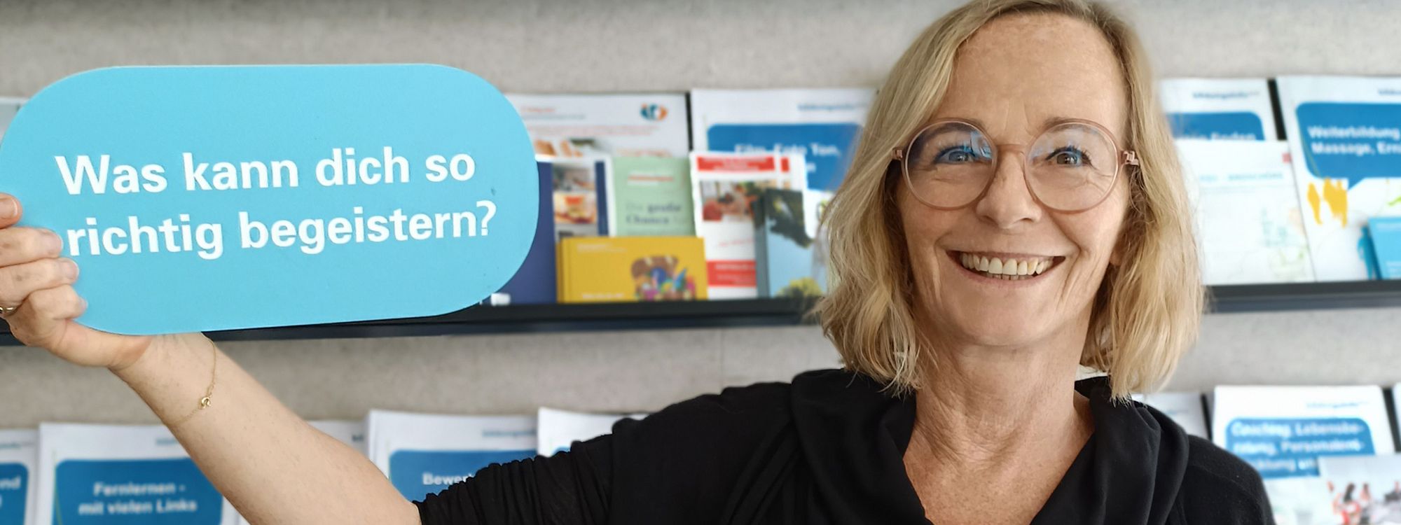 Sandra Klein mit dem Schild in der Hand: Was kann dich so richtig begeistern?
