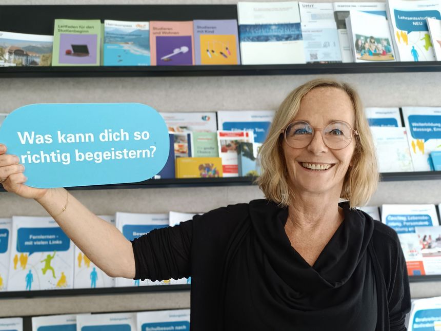 Sandra Klein mit dem Schild in der Hand: Was kann dich so richtig begeistern?