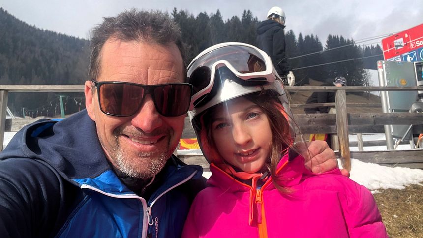 Markus mit seiner Klientin beim Schilauf