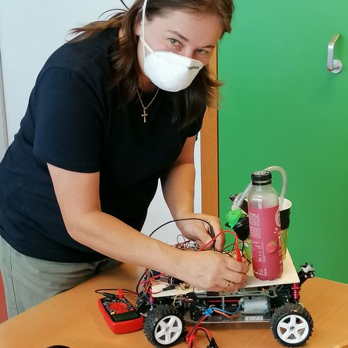 Marlene Kaser beim Bau eines Roboters