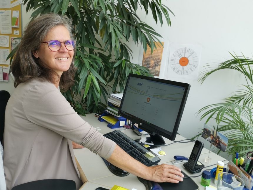 Heidi Schobel am Computer