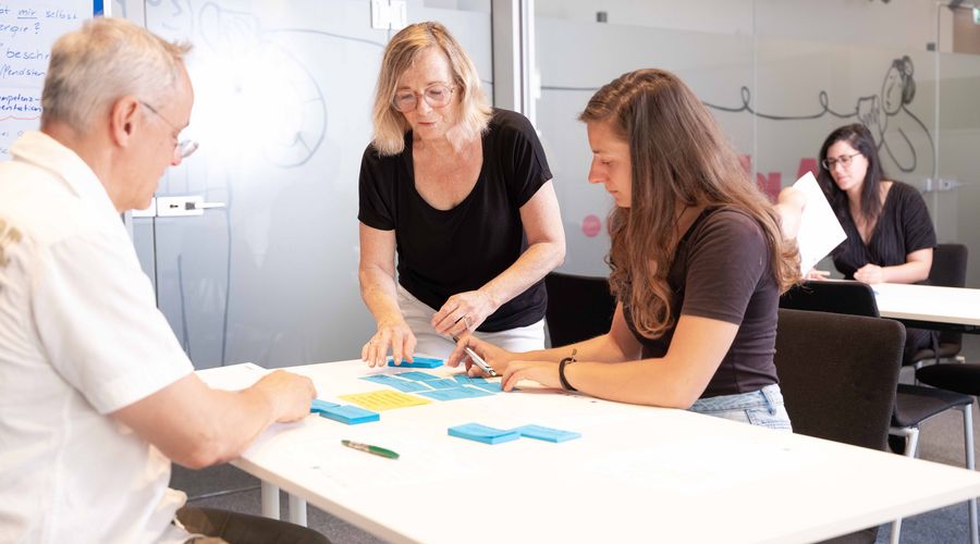 Sandra Klein im Kompetenzworkshop mit Teilnehmer:innen