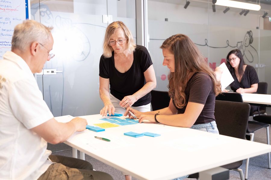 Sandra Klein im Kompetenzworkshop mit Teilnehmer:innen