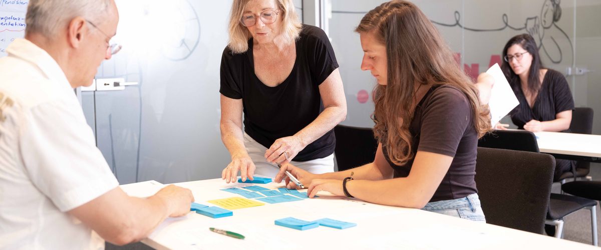 Sandra Klein im Kompetenzworkshop mit Teilnehmer:innen