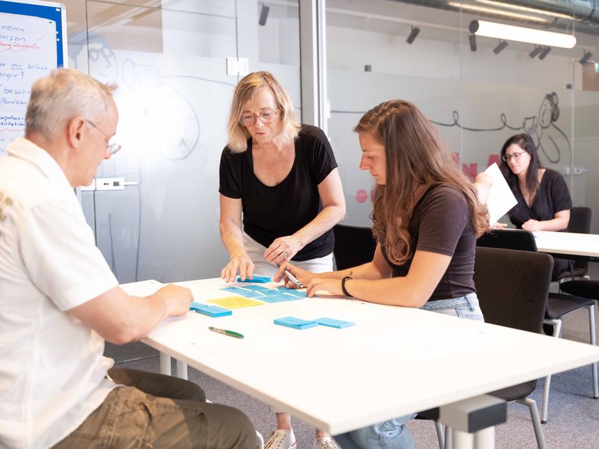 Sandra Klein im Kompetenzworkshop mit Teilnehmer:innen