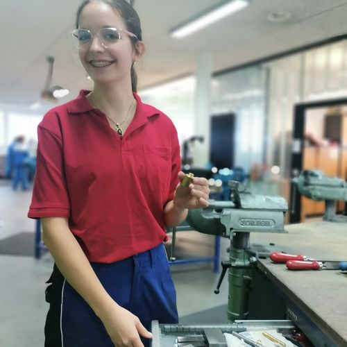 Lehrling Selina in der Oebb Lehrwerkstatt in Salzburg